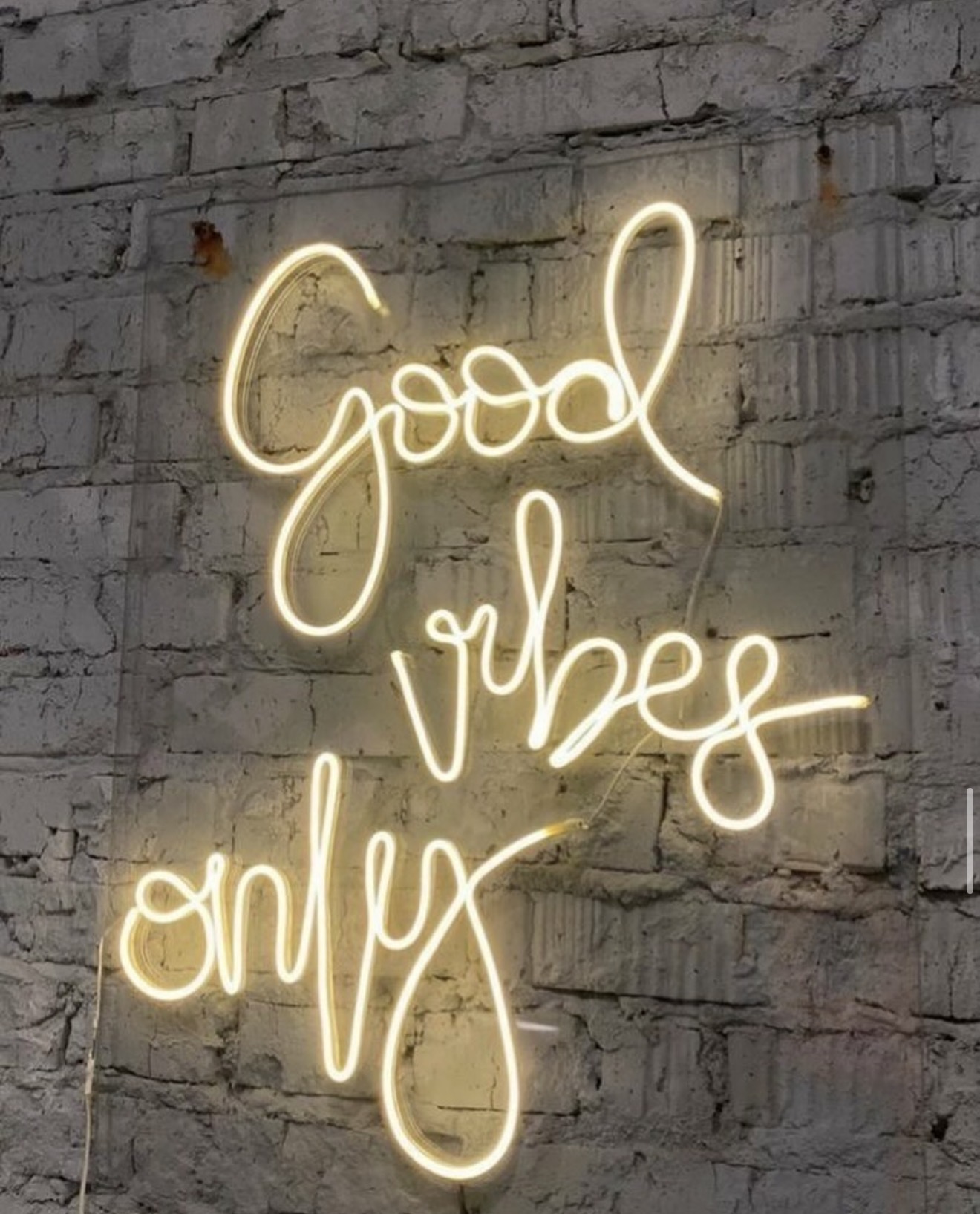 Good Vibes Only — néon blanc mur brique
