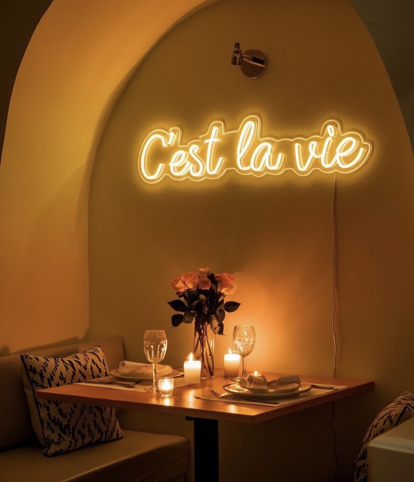 Néon C'est la vie — restaurant romantique