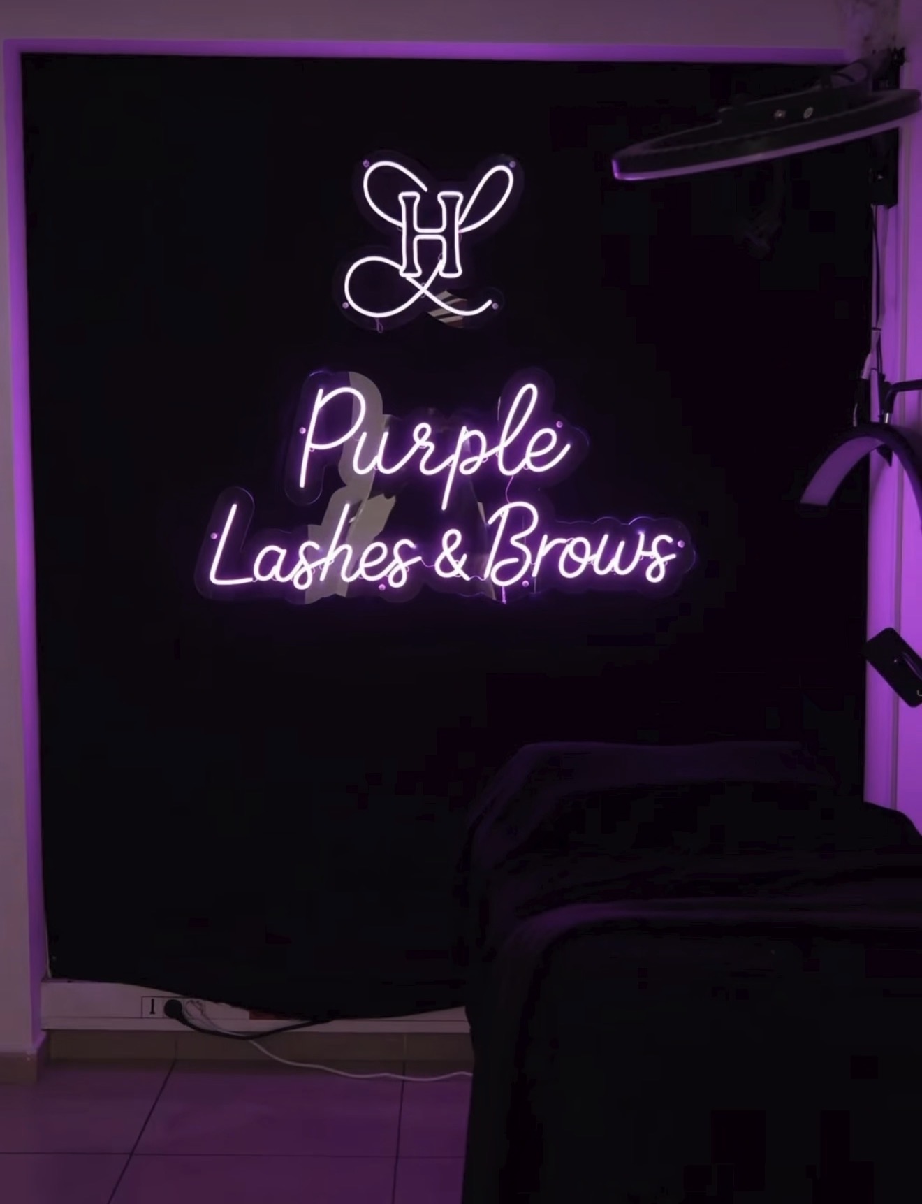 Purple Lashes & Brows — néon violet salon